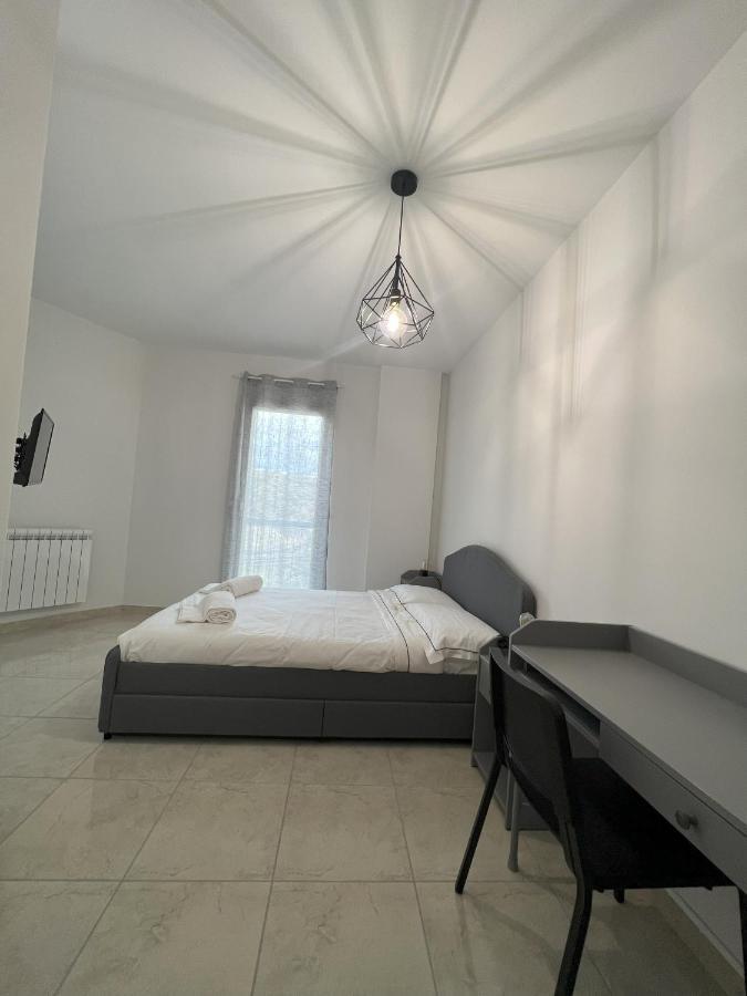 Casa Vacanze Le Tre Scimmiette Патерно Екстериор снимка