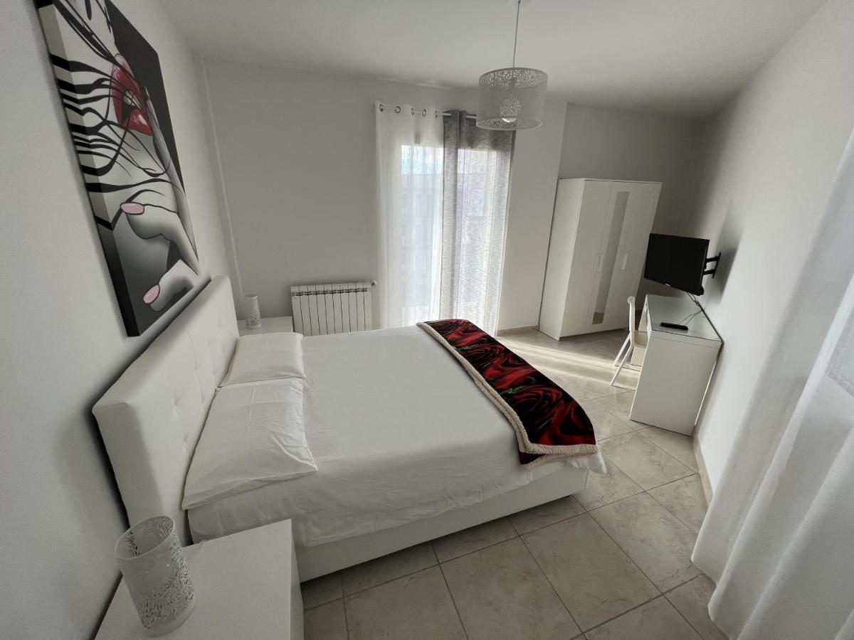 Casa Vacanze Le Tre Scimmiette Патерно Екстериор снимка